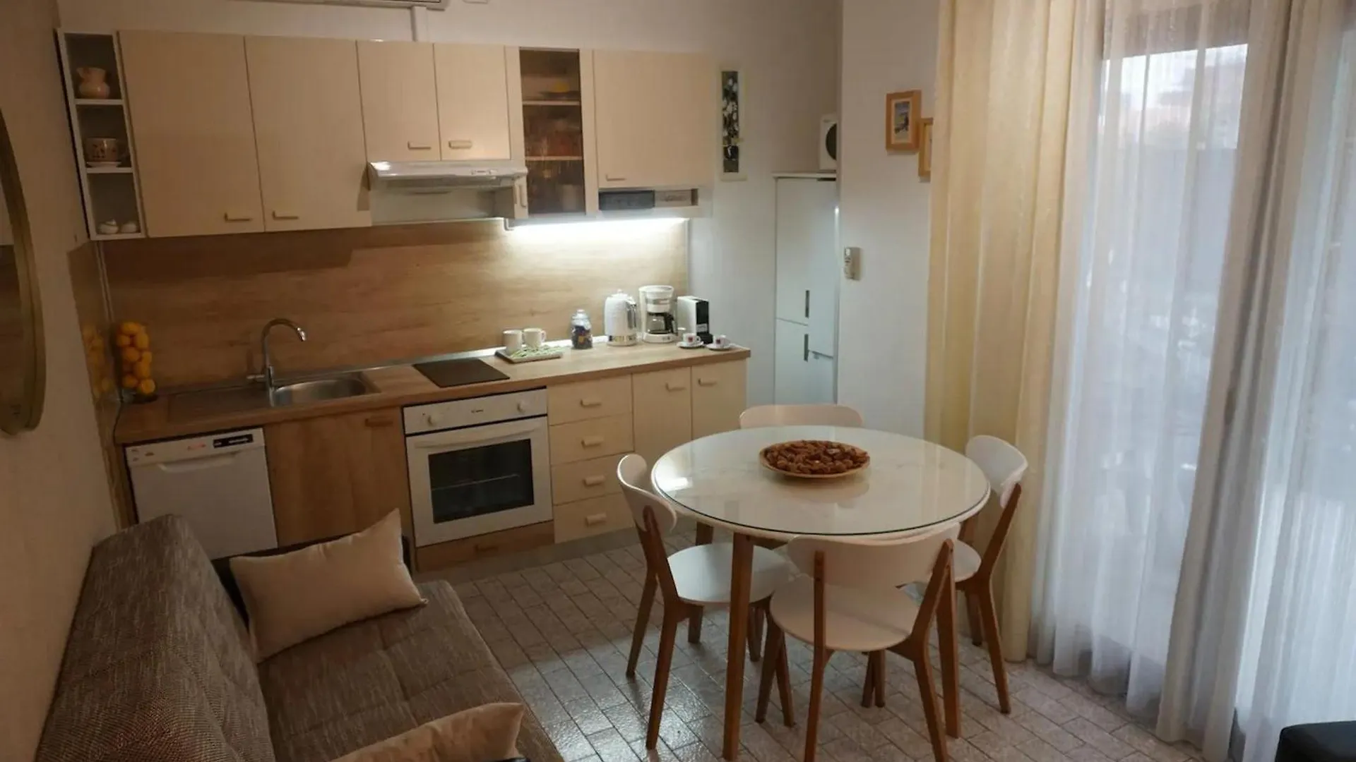 Modern Trogir Apartment With Private Patio, Bbq, And Close To Beach 0*,